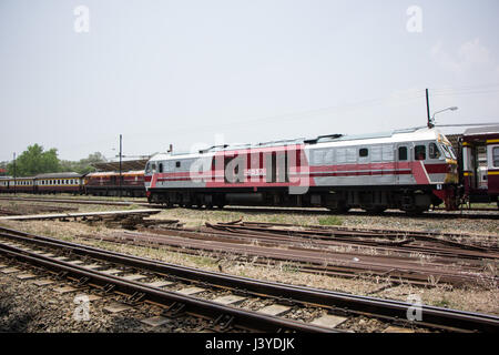 CHIANG MAI, Thailandia - 25 Aprile 2017: Hitachi locomotiva diesel No.4512 treno no.14 da Chiangmai a Bangkok. Foto a Chiangmai stazione ferroviaria. Foto Stock