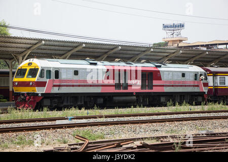 CHIANG MAI, Thailandia - 25 Aprile 2017: Hitachi locomotiva diesel No.4512 treno no.14 da Chiangmai a Bangkok. Foto a Chiangmai stazione ferroviaria. Foto Stock