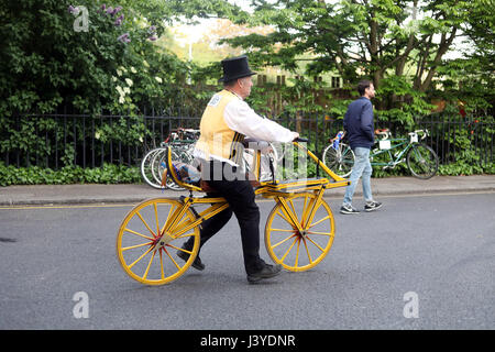 Pic mostra: Il Tweed Run 2017 - vintage bike rally Clerkenwell London uomo sul vecchio equilibrio bike Foto Stock