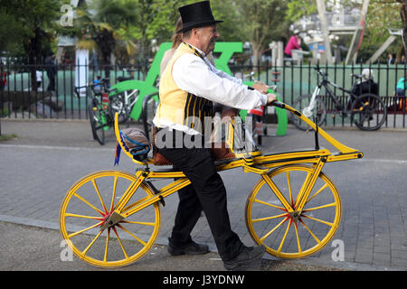 Pic mostra: Il Tweed Run 2017 - vintage bike rally Clerkenwell London uomo sul vecchio equilibrio bike Foto Stock