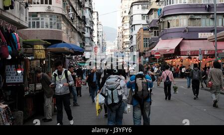 Scena folla Sham Shui Po Apliu Street Il Mercato delle Pulci di Hong Kong Foto Stock