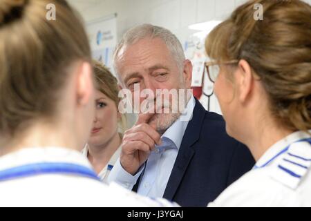 Leader laburista Jeremy Corbyn incontra studenti infermieri presso l Università di Worcester scuola per infermieri a Worcester. Foto Stock