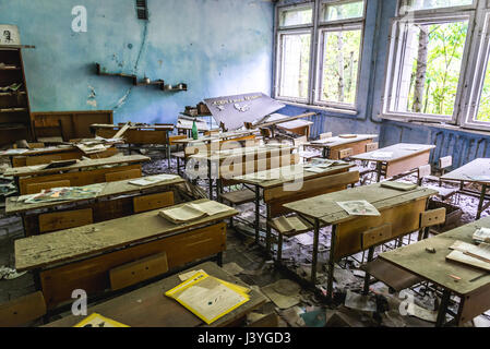 Aula in alta scuola n. 3 in pripjat città fantasma della centrale nucleare di Cernobyl la zona di alienazione intorno al reattore nucleare disastro in Ucraina Foto Stock