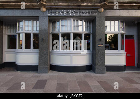 Vista generale del Galles e internazionale del Real Madrid in Gareth Bale Elevens Bar e Grill a Cardiff, nel Galles, Regno Unito Foto Stock