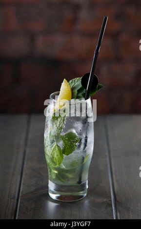 Un mojito cocktail alcoolico visto su un tavolo in un bar. Foto Stock