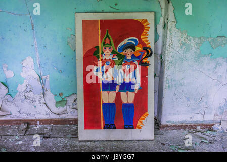 Soviet vecchio poster per i bambini in alta scuola n. 3 in pripjat città fantasma della centrale nucleare di Cernobyl la zona di alienazione in Ucraina Foto Stock