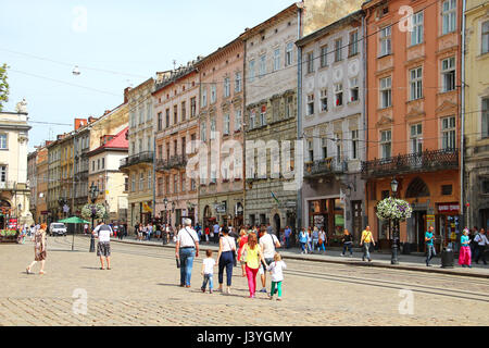 LVIV, Ucraina - 15 giugno 2015: mercato (Rynok) square di Lviv - la piazza centrale e più popolare meta turistica nella parte storica della città Foto Stock