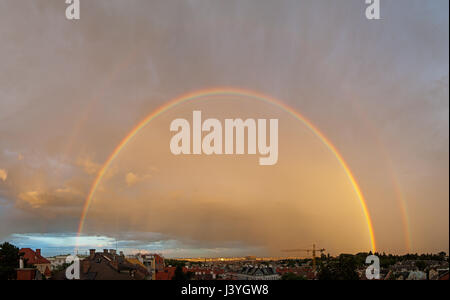 Doppio arcobaleno generata dal sole serale presso un grande thundercloud sopra lo skyline della città di Vienna, Austria. Foto Stock