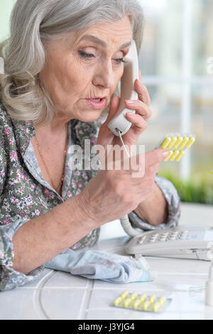 Bella donna vecchia di assunzione di pillole Foto Stock