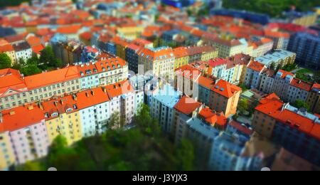 Tilt-shift effetto vista dei tetti rossi del centro di Praga. Foto Stock