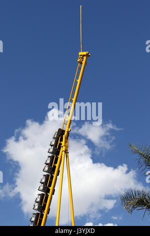 Brivido e adrenalina junkies godetevi le corse in alto a Gold Reef City a Johannesburg in Sud Africa Foto Stock