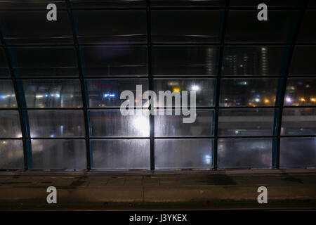 Una lunga esposizione cattura della stazione ferroviaria di Amsterdam. Foto Stock