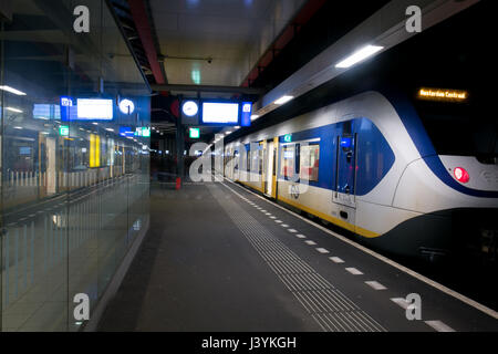 Una lunga esposizione cattura della stazione ferroviaria di Amsterdam. Foto Stock