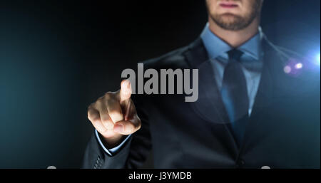 Imprenditore di toccare qualcosa di immaginario Foto Stock