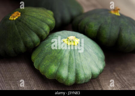 Green Patty pan Squash visualizzati durante il mercato degli agricoltori. Carni Bio Patty pan Squash in negozio o supermercato Foto Stock