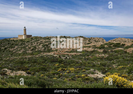 Faro di Capo Sandalo sul punto più occidentale os San Pietro Isola. Angolo sud-occidentale della Sardegna, Italia Foto Stock