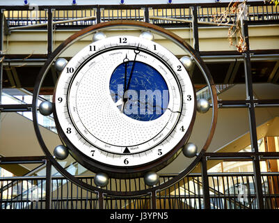 Questo orologio è montato su di un edificio che si trova dietro il 'Dancing Fontana Brolgas' a Cockle Bay, Sydney, Australia Foto Stock