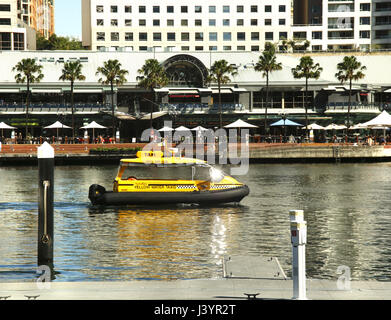 Con un taxi acqueo in Darling Harbour, porto di Sydney, Australia Foto Stock