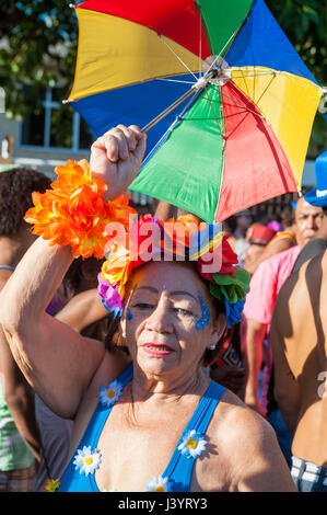 RIO DE JANEIRO - Febbraio 11, 2017: folle di brasiliani festeggia il carnevale in corrispondenza di una parte della strada a Ipanema. Foto Stock