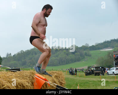 Robusto Mudder lancia nuove di zecca eventi a Henley on Thames,dura Mudder è un 12 mile (18-20 km) ostacolo corso destinato a test fisici e mentali forza 6 maggio 2017 foto da Brian Jordan Foto Stock