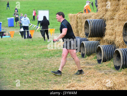 Robusto Mudder lancia nuove di zecca eventi a Henley on Thames,dura Mudder è un 12 mile (18-20 km) ostacolo corso destinato a test fisici e mentali forza 6 maggio 2017 foto da Brian Jordan Foto Stock