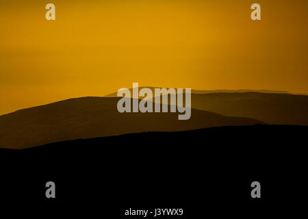 Hill in Clwyd al tramonto in primavera, che mostra il paesaggio recedeing a distanza Foto Stock