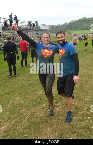 Robusto Mudder lancia nuove di zecca eventi a Henley on Thames,dura Mudder è un 12 mile (18-20 km) ostacolo corso destinato a test fisici e mentali forza 6 maggio 2017 foto da Brian Jordan Foto Stock