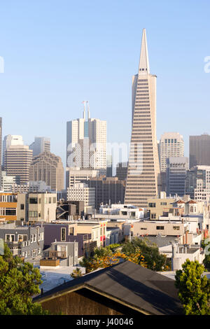 Sun ottenere bassa sopra l riconoscibile skyline del centro di San Francisco Foto Stock