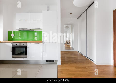 Open space con piccola cucina moderna nel nuovo appartamento Foto Stock