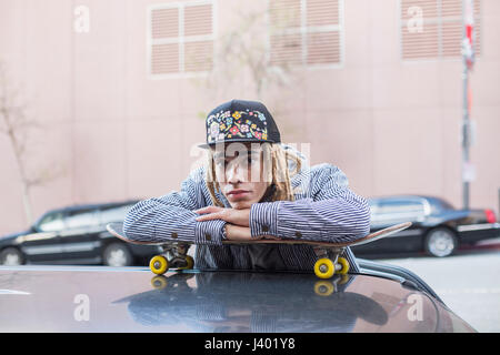 Giovane uomo lo skateboard. Foto Stock