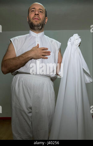 I Dervish Robing, indossando Tennure, sudario come abito di Mevlevi Dervish e tenendo Destegul, Tennure supporto senza pulsante, senza staffa, Yaqup Ba Foto Stock