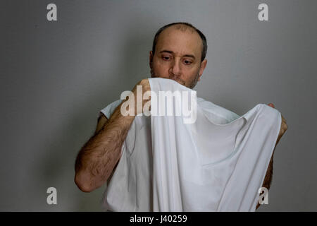 I Dervish Robing, indossando Tennure e religiosamente Kissing Destegul come un segno di rispetto e di fede, Tennure supporto senza pulsante, senza staffa, Yaq Foto Stock