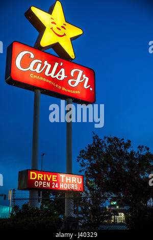 Un Carls Jr ristorante a Santa nella California un arresto carrello all'incrocio fra la Interstatale 5 e Cailfornia highway 33 Foto Stock