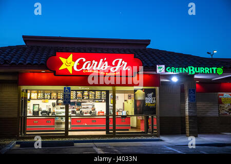 Un Carls Jr ristorante a Santa nella California un arresto carrello all'incrocio fra la Interstatale 5 e Cailfornia highway 33 Foto Stock