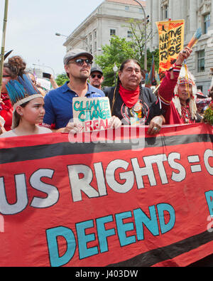 Leonardo DiCaprio Protestando con i nativi americani durante la gente il clima di Marzo - Aprile 29, 2017, Washington DC, Stati Uniti d'America Foto Stock