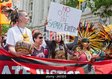 I Nativi Americani che protestavano durante la gente il clima di Marzo - Aprile 29, 2017, Washington DC, Stati Uniti d'America Foto Stock