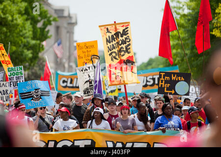 I Nativi Americani che protestavano durante la gente il clima di Marzo - Aprile 29, 2017, Washington DC, Stati Uniti d'America Foto Stock