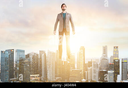 Business man passa il puntatore del mouse su skyline della città Foto Stock