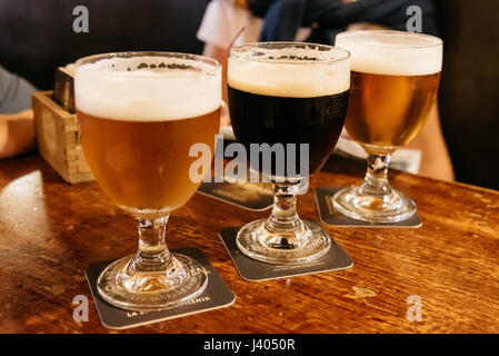 Un assortimento di birre in un tavolo pronto per la degustazione Foto Stock