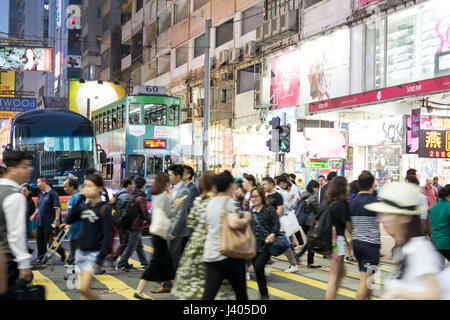 Hong Kong Tram, città di notte street photography, Hong Kong città vista di notte Foto Stock