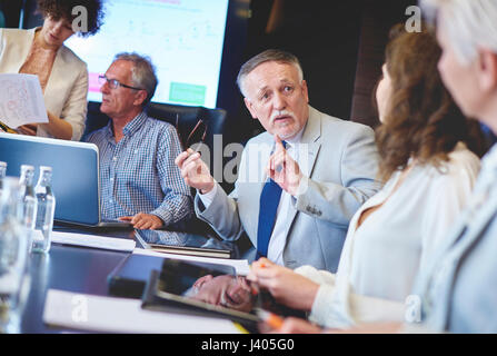 La gente di affari per discutere di nuove strategie Foto Stock