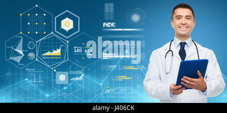 Sorridente medico maschio con blocco appunti e uno stetoscopio Foto Stock