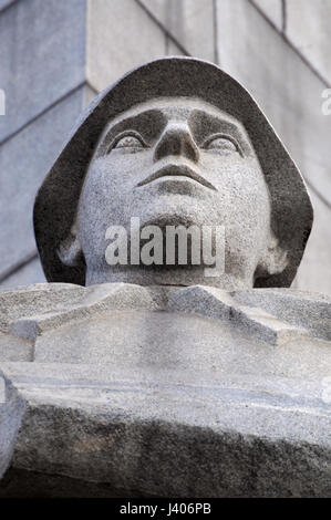 Una delle statue di soldati-difensori di Mosca parte della città eroe obelisco, 40-metro monumento a Lenin e agli uomini e alle donne è morto nella Seconda Guerra Mondiale Foto Stock