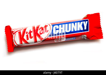 Chunky KitKat tagliati o isolata contro uno sfondo bianco, UK. Foto Stock