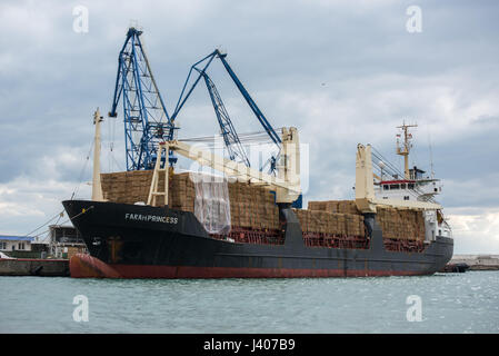 Il Farah Princess nave da carico nel porto di Balchik, un Mar Nero città costiera e la località balneare in Dobruja meridionale area del nord-est della Bulgaria. T Foto Stock