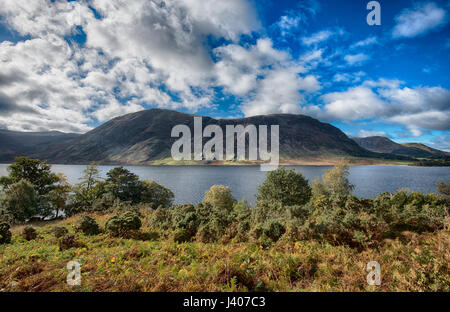 Vista di Crummock acqua con Melbreak Mountain è scesa da alta Rannerdale Parco Nazionale del Distretto dei Laghi, Cumbria. Foto Stock