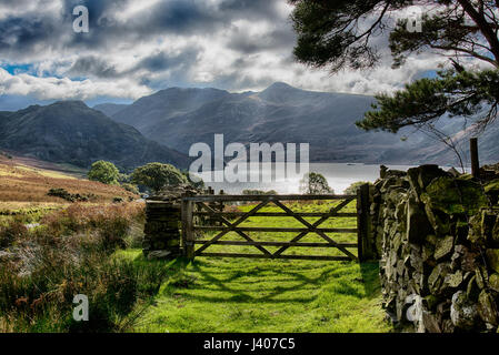 Vista di Crummock acqua con Melbreak Mountain è scesa da alta Rannerdale Parco Nazionale del Distretto dei Laghi, Cumbria. Foto Stock