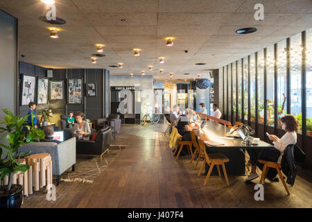 Lobby con seduta comunale e area di incontro. Ace Hotel Shoreditch, Londra, Regno Unito. Architetto: EPR Architetti Limited, 2016. Foto Stock