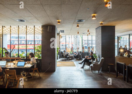 Lobby con seduta comunale e area di incontro. Ace Hotel Shoreditch, Londra, Regno Unito. Architetto: EPR Architetti Limited, 2016. Foto Stock