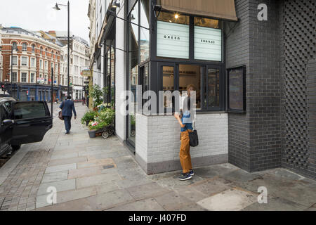 Pop up smoothie bar chiosco. e la prospettiva di strada. Ace Hotel Shoreditch, Londra, Regno Unito. Architetto: EPR Architetti Limited, 2016. Foto Stock